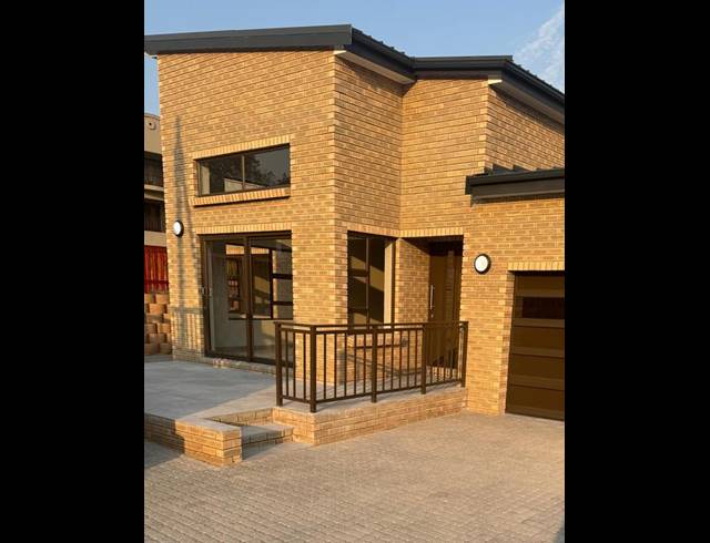 3 BEDROOM TOWNHOUSE FOR SALE IN DANA BAY